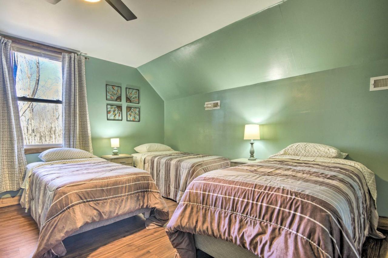 Stylish Creekside Cabin With Fire Pit Near Wineries Pittsville Esterno foto